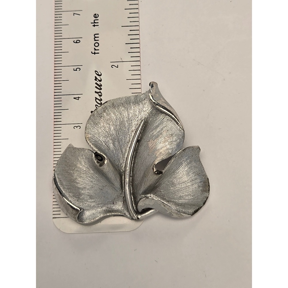 Trifari Leaf Brooch Womens OS Silver Excellent Vintage Brushed Textured MCM Pin - Picture 2 of 3